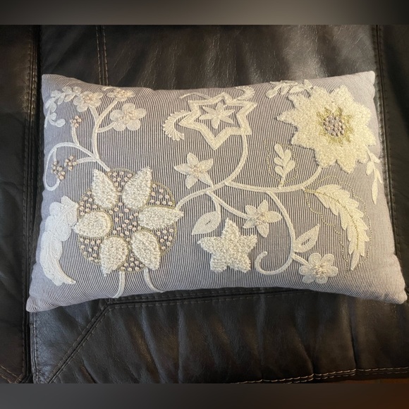 Pottery Barn Crewel Floral Striped Lumbar Pillow Navy Blue Cream Embroidered - Picture 2 of 6